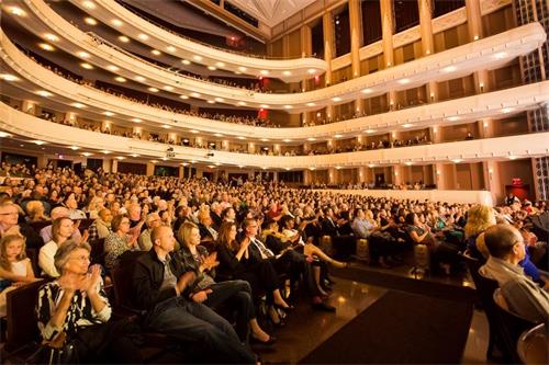 '图2：三月八日至十一日，神韵纽约艺术团在拉斯维加斯史密斯艺术中心上演了五场演出，场场一票难求。图为三月十日晚的演出盛况。'
