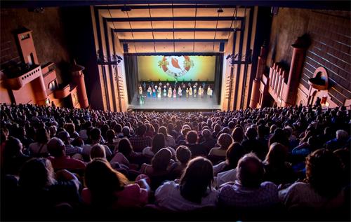 '图4：三月十一日下午，神韵巡回艺术团在布宜诺斯艾利斯Oprea 剧院的第十场演出票房告罄，一票难求。'