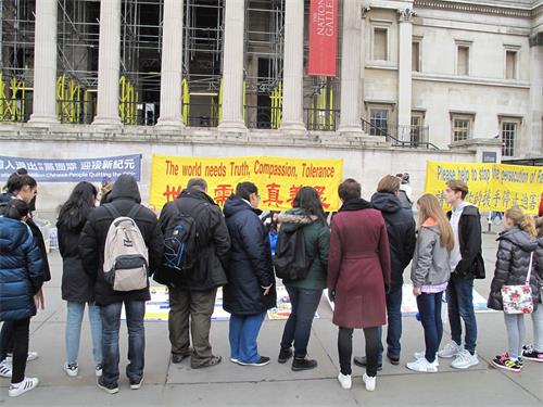 '图1～4：英国法轮功学员在伦敦特拉法加广场（鸽子广场）展示法轮功功法、讲真相和征签反迫害，庆祝三亿中国人退出中共'