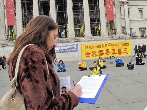 图4： 二零一八年三月二十四日，在伦敦特拉法加广场（鸽子广场），客户服务经理吉尔?托内（Jill Thorne）女士在庆祝三亿中国人退出中共活动现场签名反迫害。