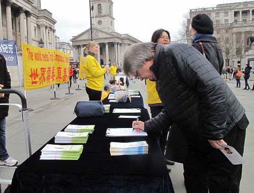 图6： 二零一八年三月二十四日，在伦敦特拉法加广场，来伦敦游玩的苏格兰教师理查德（Richard）签名反对中共迫害。