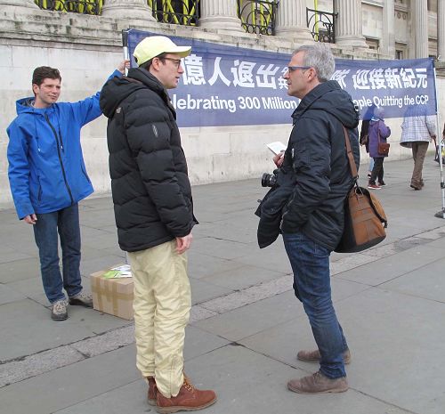 图7：一位来自法国的摄影师（右）在和西人学员交谈，了解真相。