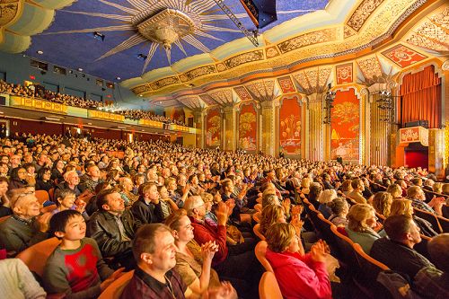 图1：神韵巡回艺术团二零一七年四月五日至八日在芝加哥西郊奥罗拉市（Aurora）派拉蒙剧院（Paramount Theater）一连上演了七场演出，包括其中一场加场，场场一票难求。图为六日晚场演出大爆满盛况。