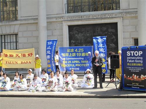 '图1～2：二零一八年四月二十二日上午，英国法轮功学员在伦敦中使馆对面举行新闻发布会，纪念“‘四?二五’万名法轮功学员北京和平上访十九周年”'