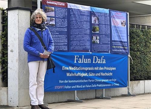 '图6：比尔吉特（Birgit）参加了杜塞尔多夫（Duesseldorf）中领馆前纪念“四二五”的和平抗议。平时，她常常向中国大陆游客讲真相劝三退。'