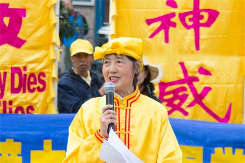'图34：七十岁的退党义工杨丽在发言'
