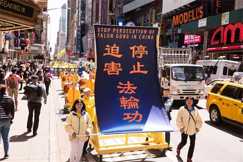 '图1～12：二零一八年五月十一日，约二千大纽约地区法轮功学员举办盛大游行庆祝世界法轮大法日。'