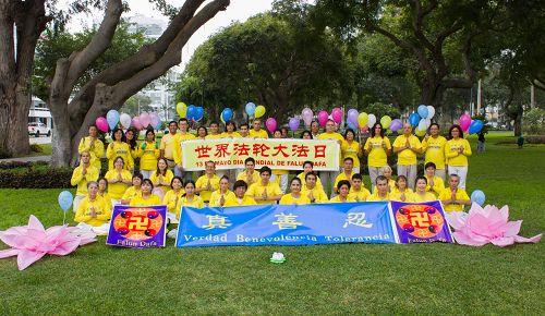 图1：五月十三日，秘鲁法轮功学员在公园庆祝“世界法轮大法日”，表达对李洪志师父的感激。