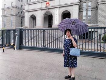 2018年5月17日，苏葳在北京第二中级法院门前'