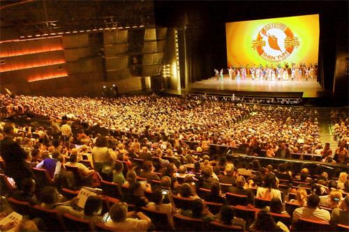 '图4：五月五日神韵纽约艺术团在巴黎国际会议中心爆满盛况。'