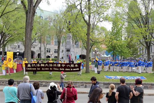 '图1：二零一八年五月二十六日，加拿大魁北克省学员在魁北克市庆祝法轮大法弘传二十六周年，向民众传递大法的美好'