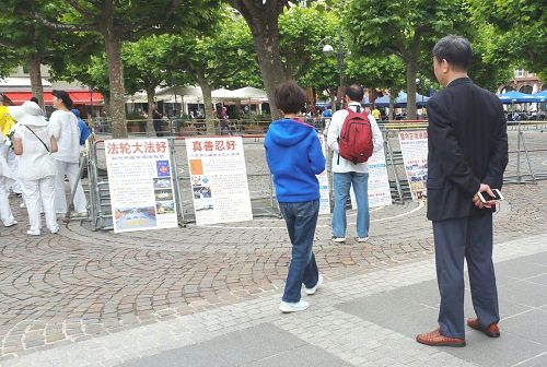 图3：中国游客阅读图文并茂的展板内容