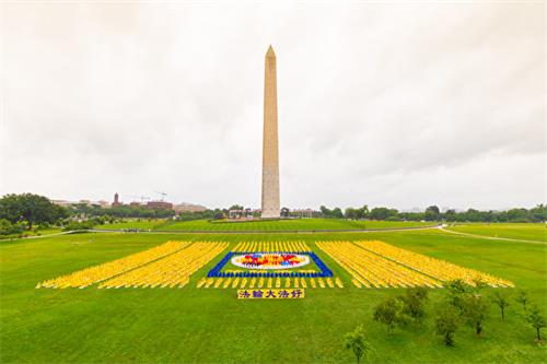 '图8：六月二十二日上午，部份法轮功学员在华盛顿纪念碑前的广场排出庄严的法轮图形。'