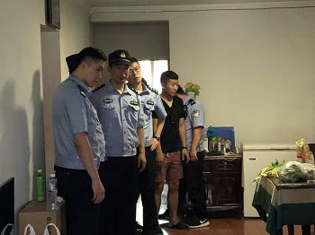 北京警察在张秋莎家中