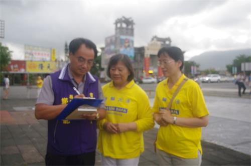 '图3：县议员郑千隆到场支持签名反迫害'