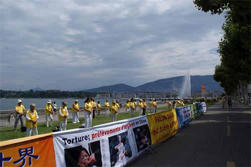 '图1：部份瑞士法轮功学员在坐落在日内瓦湖畔的联合国人权高级专员署前集体炼功'