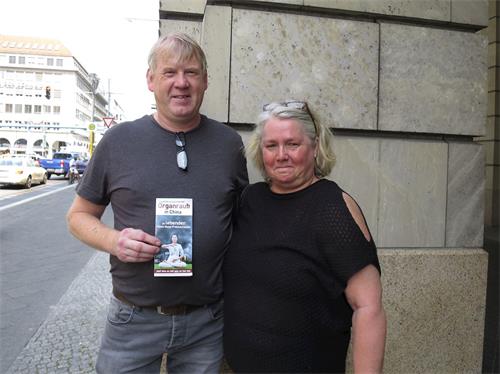 '图20：来自德国西部的夫妇Miecheal 和Claudia Zapf表示，法轮功学员的游行带给他们深思。'
