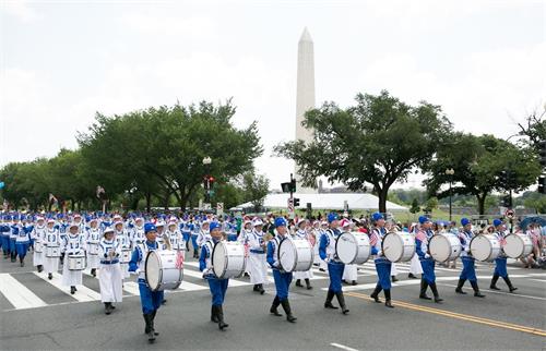 '图1：天国乐团经过华盛顿纪念碑。这是天国乐团连续第13年受邀参加一年一度的美国首都独立日游行。'