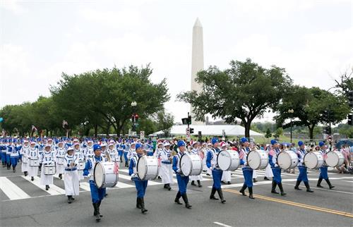 '图2～4：法轮功学员组成的天国乐团连续十三年入选参加在宪法大道举行的独立日游行。'