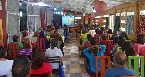 '图1：近日，委内瑞拉的法轮功学员首次在阿拉瓜州举办法轮大法研讨会，五十多名民众前来参加。'