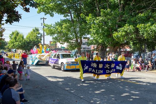 图1：法轮功学员参加西雅图玉兰区夏日庆典的游行活动