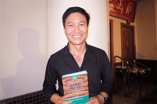 图1：越南电影导演Nguyen Quoc Tuan赞扬神韵有很强的能量，包括一种连接上天的感动。