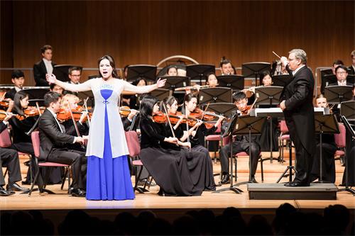 图5：二零一八年九月十九日晚，神韵交响乐团于台北中山堂举行演出。图为女高音歌唱家耿皓蓝正在演唱。