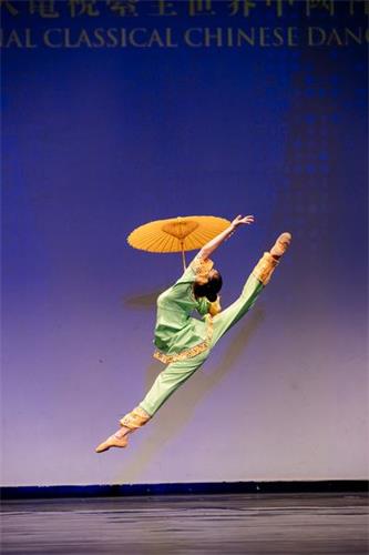 '图2：来自飞天艺术学院的210号选手、少年女子金奖得主杨美莲在大赛中表演舞蹈剧目《江南新雨》。'