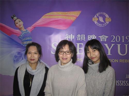 '图3：从大陆来多伦多陪读的张女士（左），在姐姐（中）的介绍下，特意带着正在多伦多读高中、同时学习中国古典舞的女儿（右）一起观赏演出。'