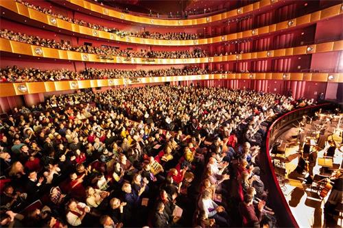 '图1：二零一九年一月十日至二十日，神韵纽约艺术团在纽约林肯中心大卫寇克剧院的演出，连续上演十四场演出，场场大爆满。图为一月二十日场演出大爆满的盛况。'