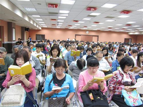 '图2～3：台湾北区近一千三百名法轮功学员在台北剑潭青年活动中心举行集体学法交流活动。'