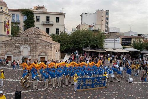 '图9：二零一九年十月十一日，由法轮功学员组成的欧洲天国乐团在蒙纳斯提拉奇广场上演奏。'
