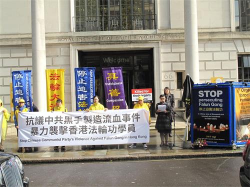 '图1～2：英国法轮功学员在伦敦中使馆前集会，强烈谴责中共在香港雇凶袭击法轮功学员，呼吁世人认清邪恶。'