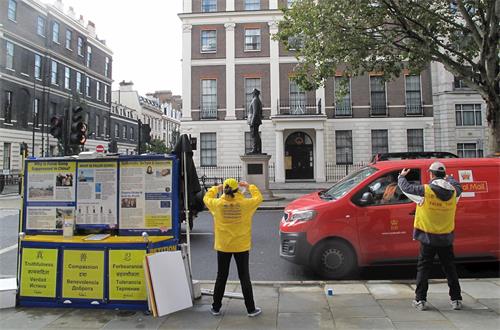 '图6：二零一九年十月一日伦敦中使馆前的法轮功集会结束了，英国法轮功学员坚持十七年的二十四小时和平抗议仍在继续'