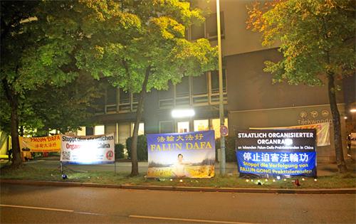 图6～7：二零一九年九月二十七日夜晚，德国法轮功学员在慕尼黑中领馆前，悼念被中共迫害致死的大陆法轮功学员。