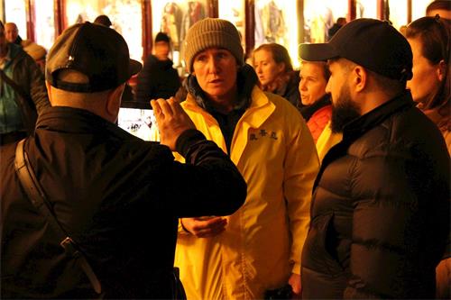 '图16：俄罗斯游客录下学员讲述的法轮功真相'