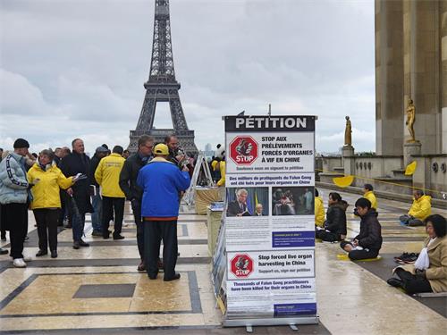 '图1：法轮功学员在巴黎人权广场进行展示法轮功功法和讲真相的活动。'