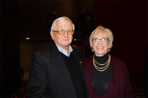 '图7：前纽约州参议员约瑟夫·荷兰（Joseph Holland）先生与乔伊斯·阿尔提里（Joyce Altieri）女士慕名观看了神韵国际艺术团十二月二十一日下午在帕切斯学院表演艺术中心的演出。'