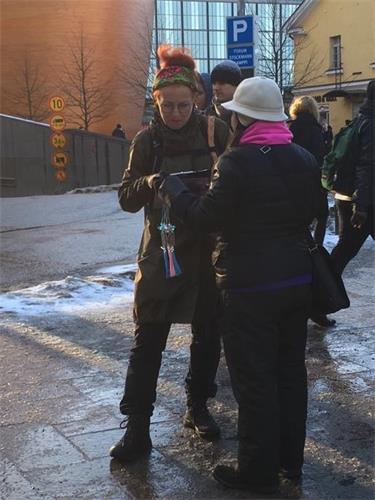 图：芬兰民众签名支持法轮功学员反迫害