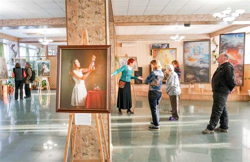 '图1～2：“真、善、忍国际美展”在俄罗斯五山城（Pyatigorsk）举行。'