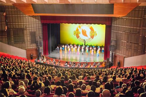 图3：二零一九年四月十五日晚上，神韵世界艺术团在台北国父纪念馆的最后一场演出，演员谢幕时，全场观众报以热烈掌声。