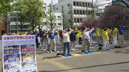 '图1：四月二十日上午，日本法轮功学员在著名景点浅草寺附近的花川户公园炼功'