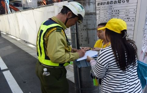 '图3：正在施工的加藤先生签名声援告发江泽民迫害法轮功罪行'