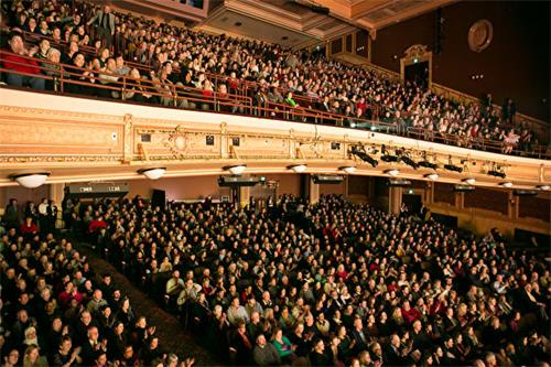 图3：二零一八年十二月二十一日至二十三日，神韵巡回艺术团在美国马里兰州最大城市巴尔的摩的四场演出圆满落幕。竞技场剧院（Hippodrome Theatre）出现了难得一见的连场爆满盛况。图为十二月二十三日下午在巴尔的摩的最后一场神韵演出爆满，一票难求。