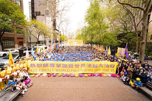 '图1：二零一九年五月九日，纽约法轮功学员在纽约联合国广场庆祝世界法轮大法日，恭祝创始人李洪志先生生日快乐。'