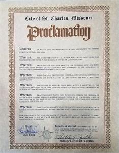 '图：美国密苏里州圣查尔斯市（St. Charles）市长萨丽·费斯（Sally A. Faith）颁发褒奖，宣布法轮大法日。'