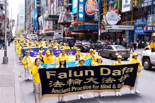 二零一九年五月十六日，近万名不同族裔的法轮功学员在纽约曼哈顿中城42街上游行庆祝法轮大法弘传二十七周年，告诉世人“法轮大法好”。