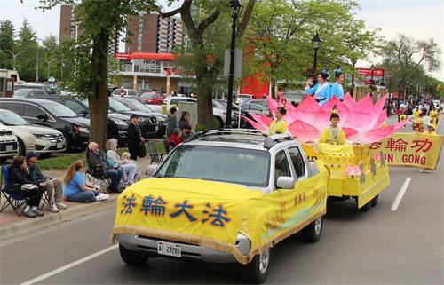 '图1～4：二零一九年六月十五日，由加拿大多伦多法轮功学员组成的天国乐团，仙女花车，腰鼓队和舞狮队参加了位于伯灵顿（Burlington）的音乐节游行（Music Festival Parade）。'