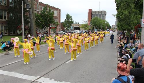 '图5～9：六月十六日 ，多伦多法轮功学员参加了奥沙瓦（Oshawa）的父亲节游行（Father's Day Parade）。'