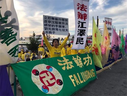 '图4：辽宁的法轮功学员李姝茵举牌呼吁紧急营救被中共绑架的家乡法轮功学员。'